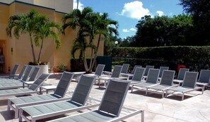 Outdoor pool, sun loungers - Hilton Boca Raton Suites (Boca Raton)