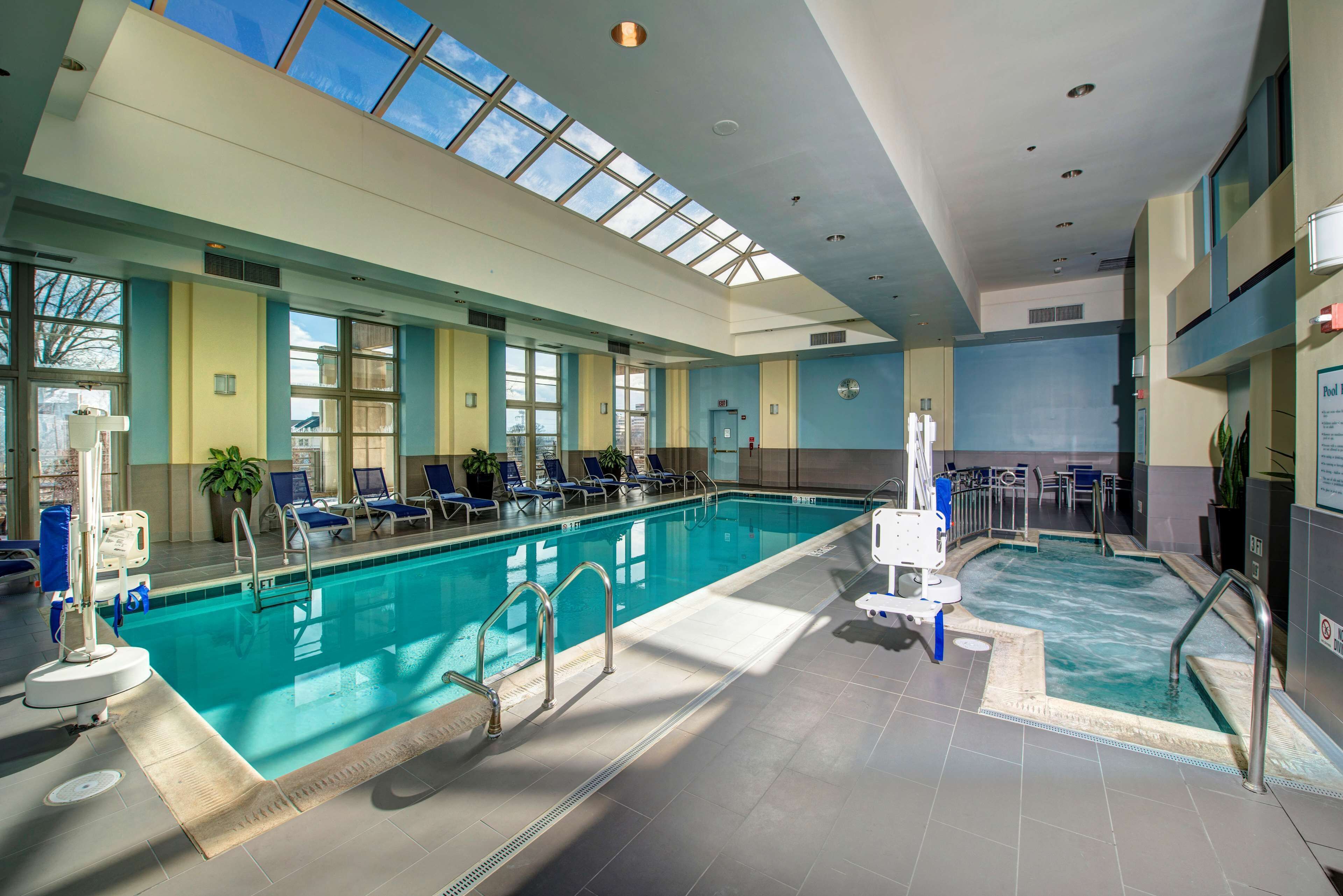 Piscina interna, espreguiçadeiras