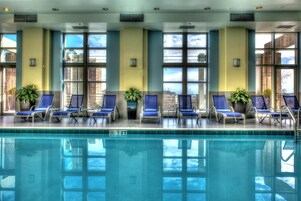 Piscina interna, espreguiçadeiras