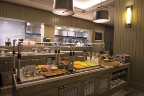 S'hi serveixen esmorzars, dinars, sopars i esmorzars-dinars