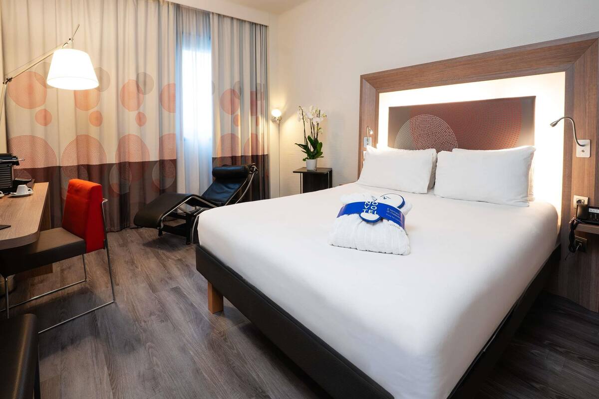 Business Room, 1 King Bed (Executive) | Hypo-allergenic bedding available, down comforters, in-room safe, desk