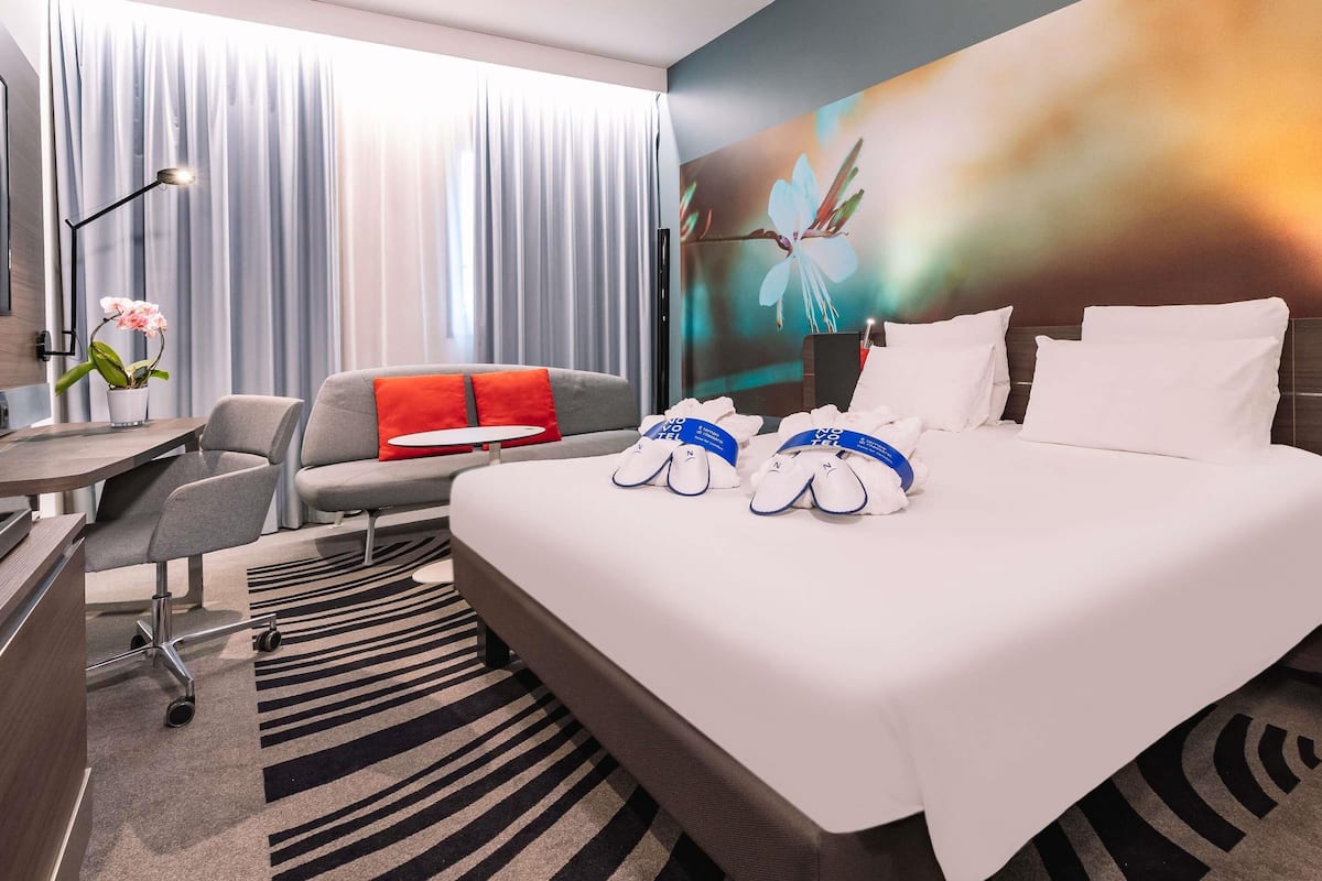 Executive Room (Business) | Hypo-allergenic bedding, down comforters, minibar, in-room safe