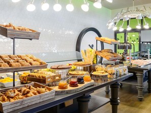 Tägliches Frühstücksbuffet (19 EUR pro Person)