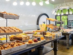 TĂ€gliches FrĂŒhstĂŒcksbuffet (19 EUR pro Person)