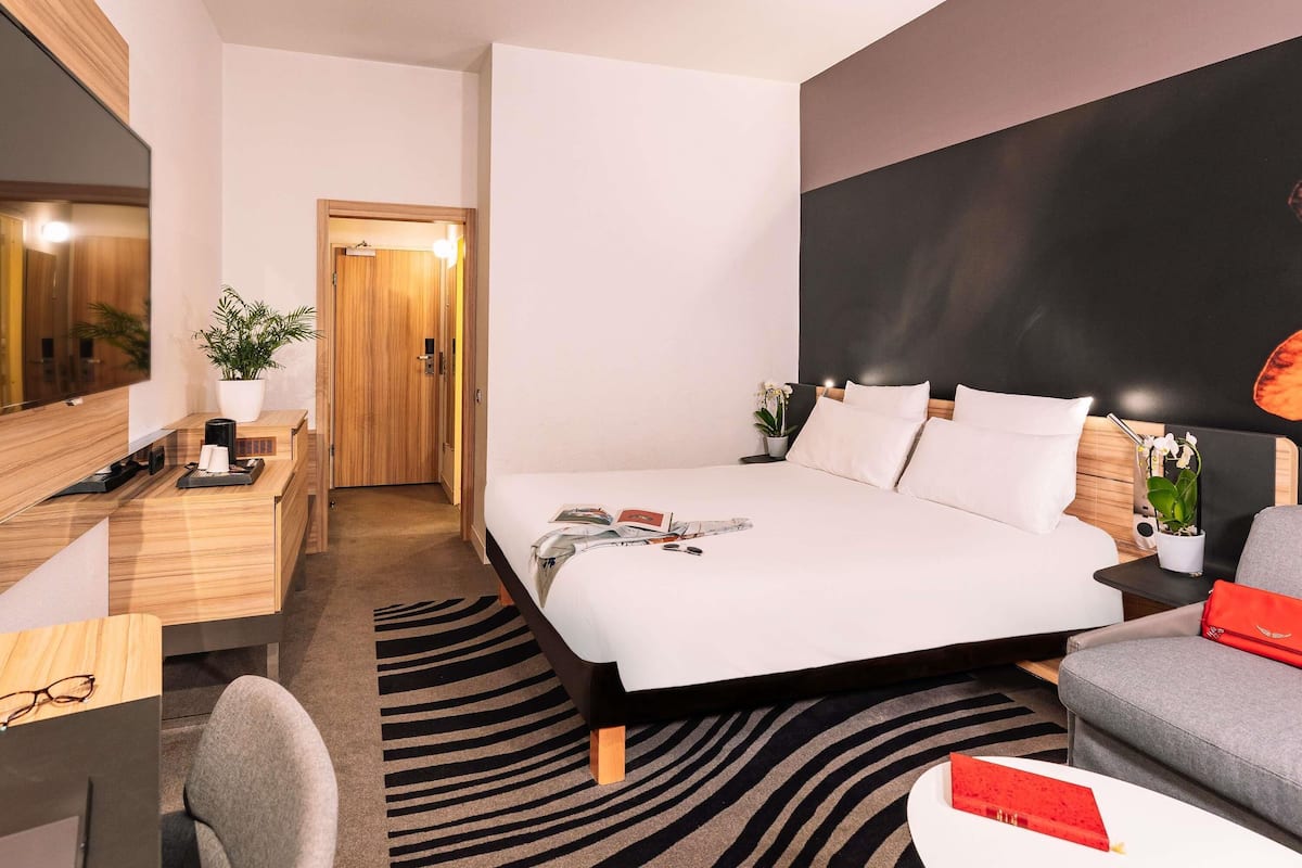 Family Room, 1 Double Bed with Sofa bed (Business and Family) | Hypo-allergenic bedding, down duvets, minibar, in-room safe