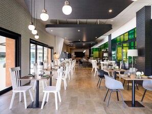 Breakfast and dinner served, pool views  - Novotel Milano Linate Aeroporto (Milan)