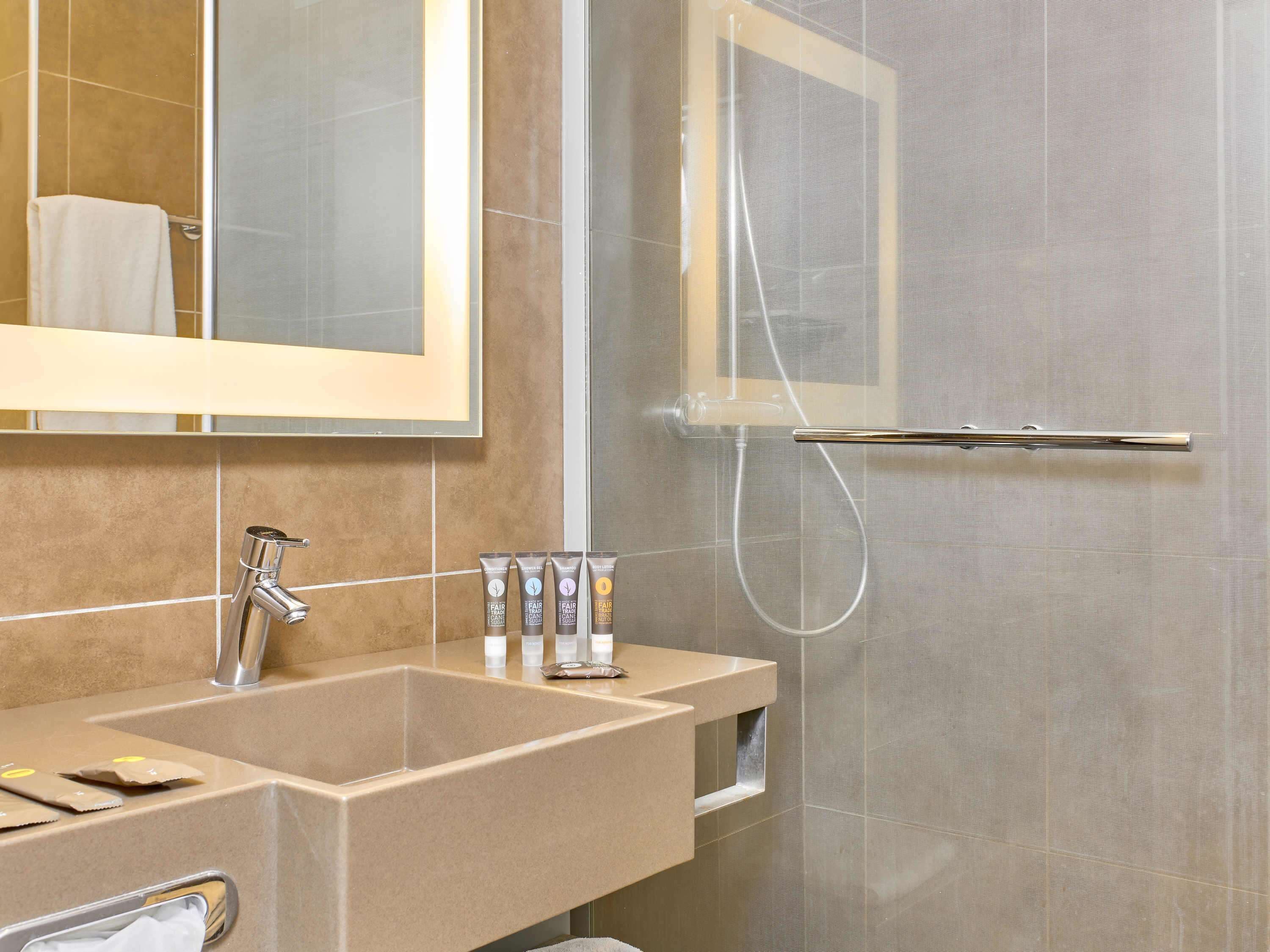 business room, 1 king bed (executive) | hypo-allergenic bedding, down duvets, minibar, in-room safe