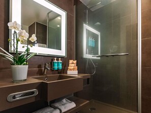 Chambre Affaires, 1 très grand lit (Executive) | Literie hypoallergénique, couette en duvet, minibar, coffre-fort