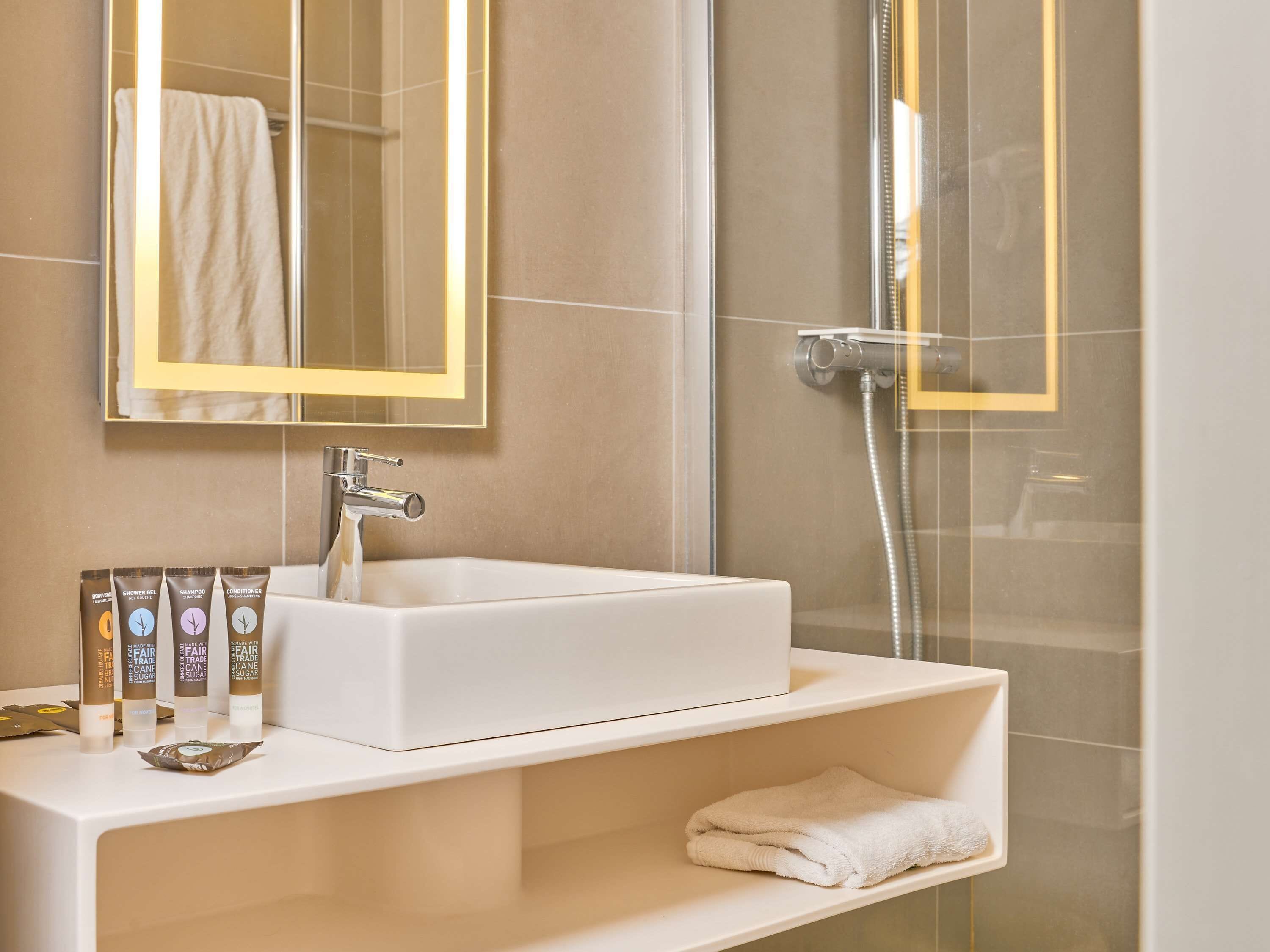 executive room (business) | hypo-allergenic bedding, down duvets, minibar, in-room safe