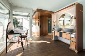 Suite | Hypo-allergenic bedding, minibar, in-room safe, soundproofing