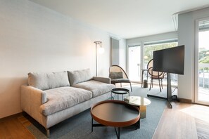 Deluxe Room | Living area | LCD TV