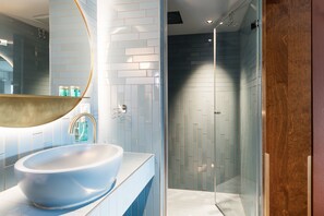 Deluxe Room | Bathroom | Shower, rainfall showerhead, hair dryer, towels