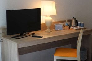 Literie de qualité, bureau, rideaux d’obscurcissement