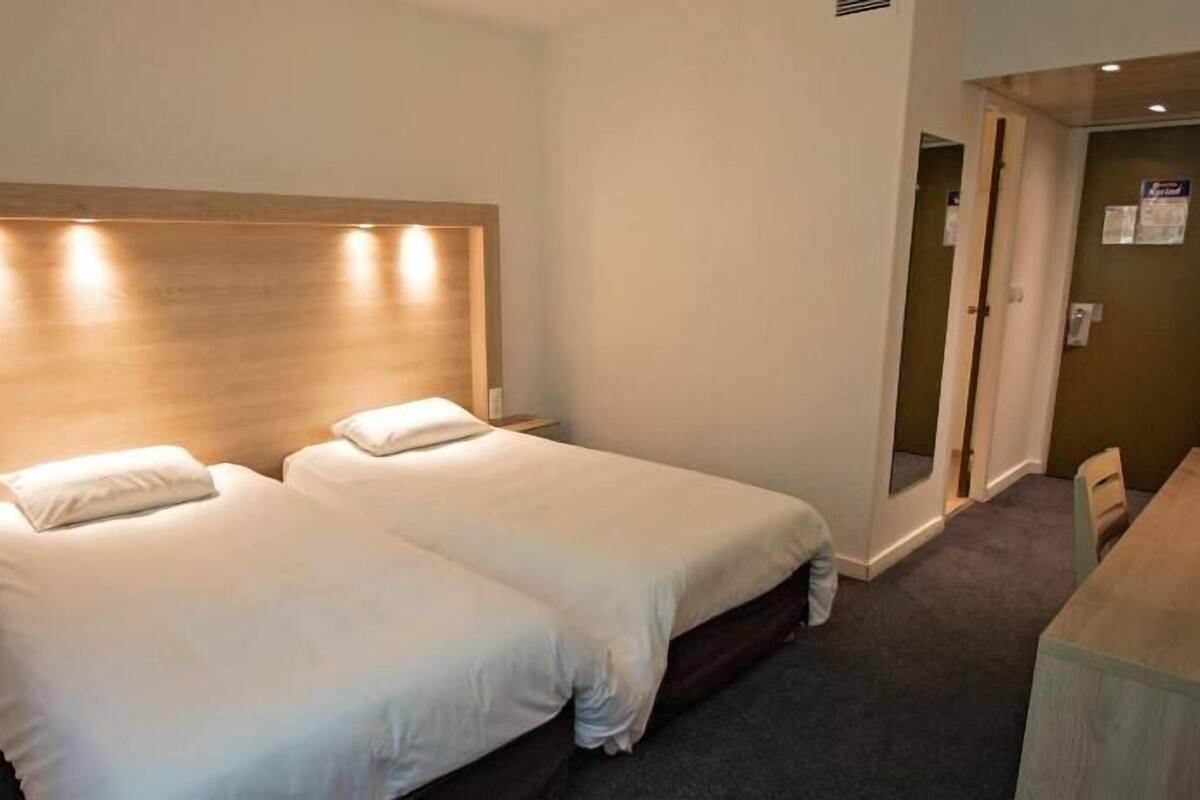 Ropa de cama de alta calidad, escritorio y cortinas blackout