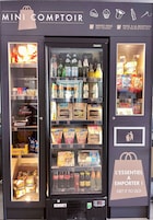 Máquina expendedora con diversas botanas, bebidas y artículos de cuidado personal.