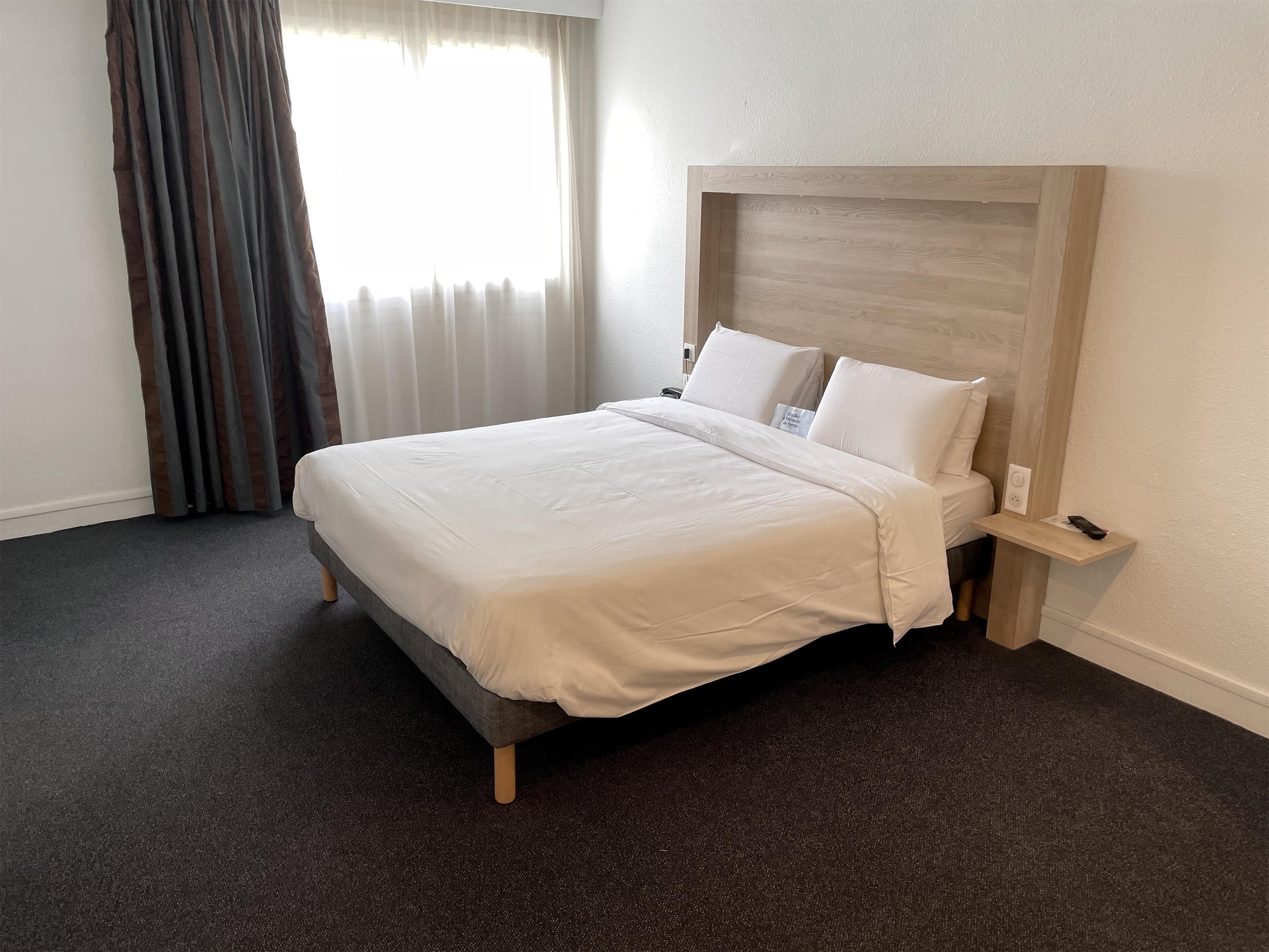 Luxe beddengoed, een bureau, verduisterende gordijnen