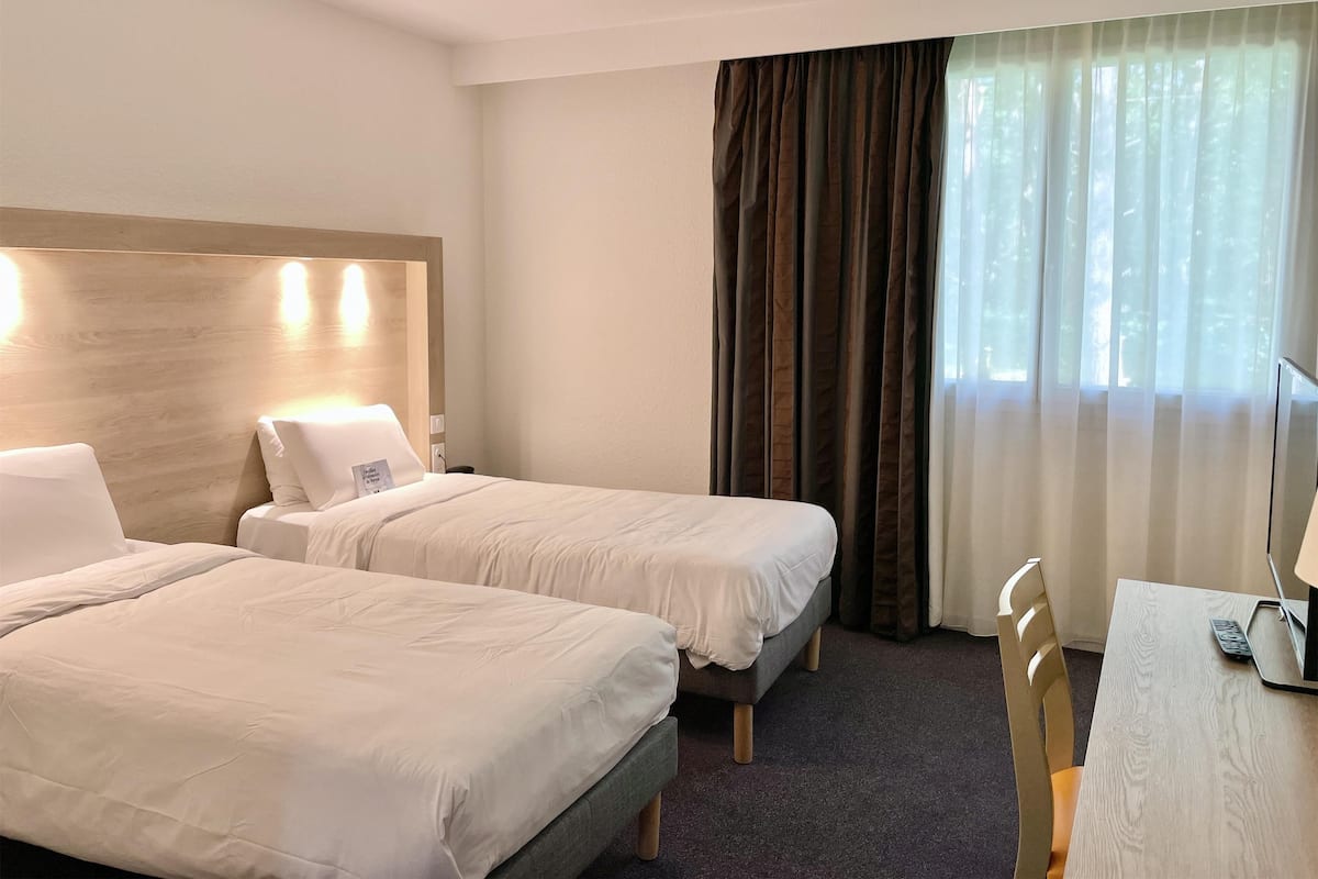 Ropa de cama de alta calidad, escritorio y cortinas blackout