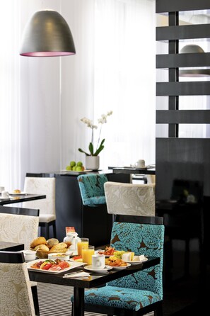 Daily buffet breakfast for a fee