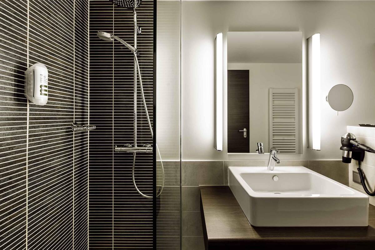 hypo-allergenic bedding, in-room safe, desk, laptop workspace