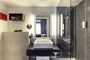 Combined shower/bathtub, eco-friendly toiletries, hair dryer, towels