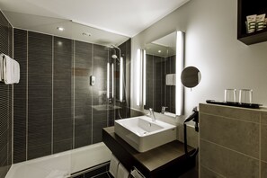 Privilege ルーム ダブルベッド 1 台 | バスルーム | シャワー付き浴槽、環境にやさしいバスアメニティ、ヘアドライヤー、タオル