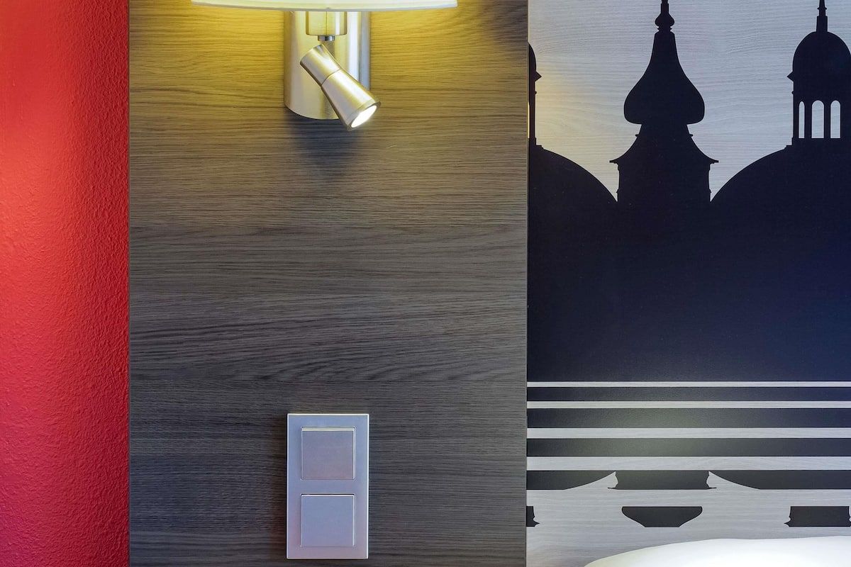 Hypo-allergenic bedding, in-room safe, desk, laptop workspace