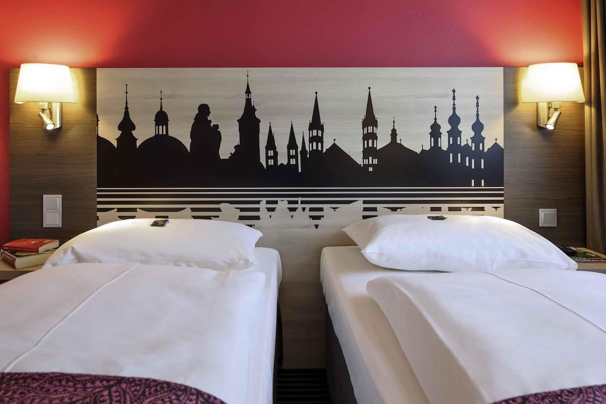 standard room, 2 single beds | hypo-allergenic bedding, in-room safe, desk, laptop workspace