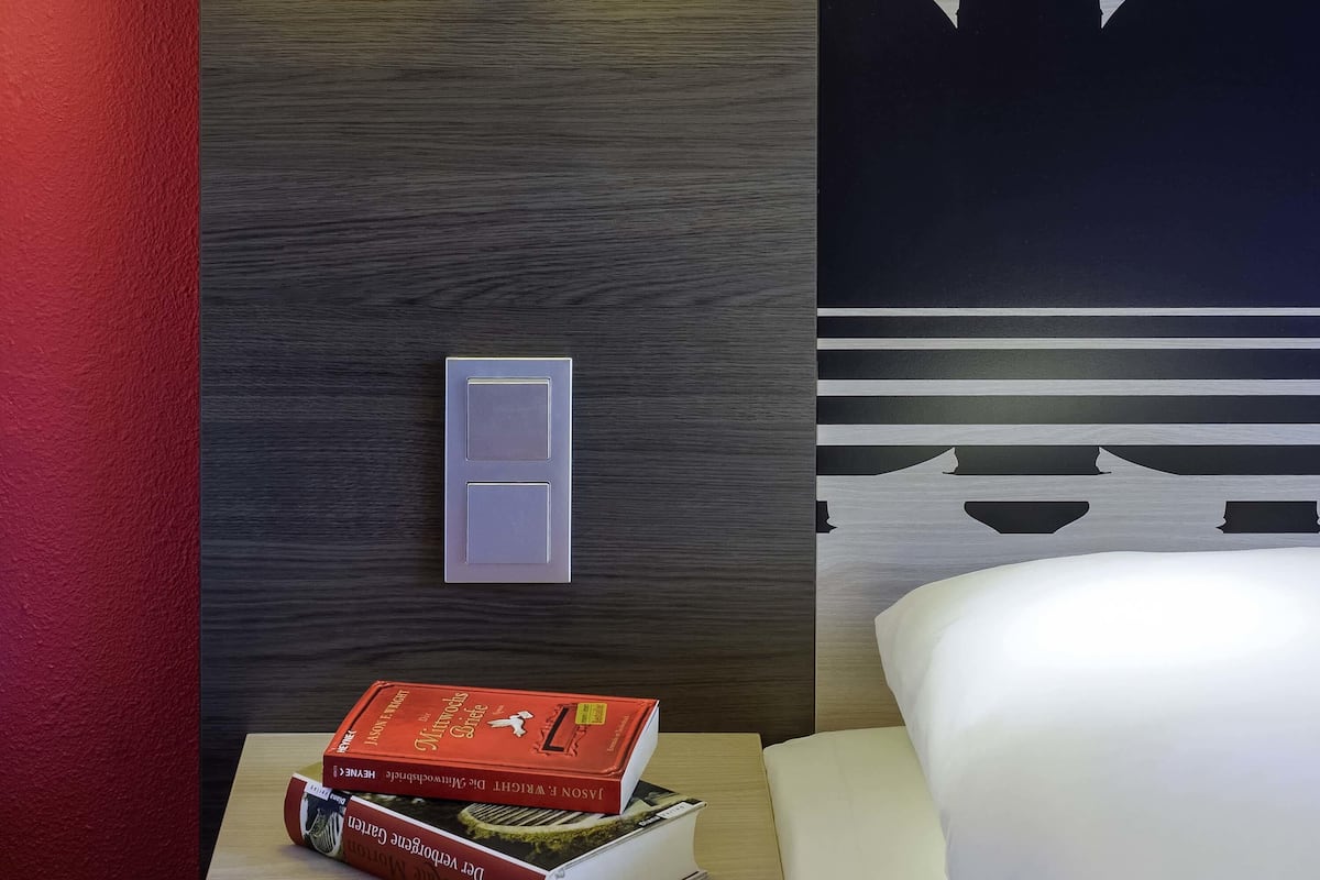 Quarto solteiro standard | Roupas de cama antialérgicas, cofres nos quartos, escrivaninha