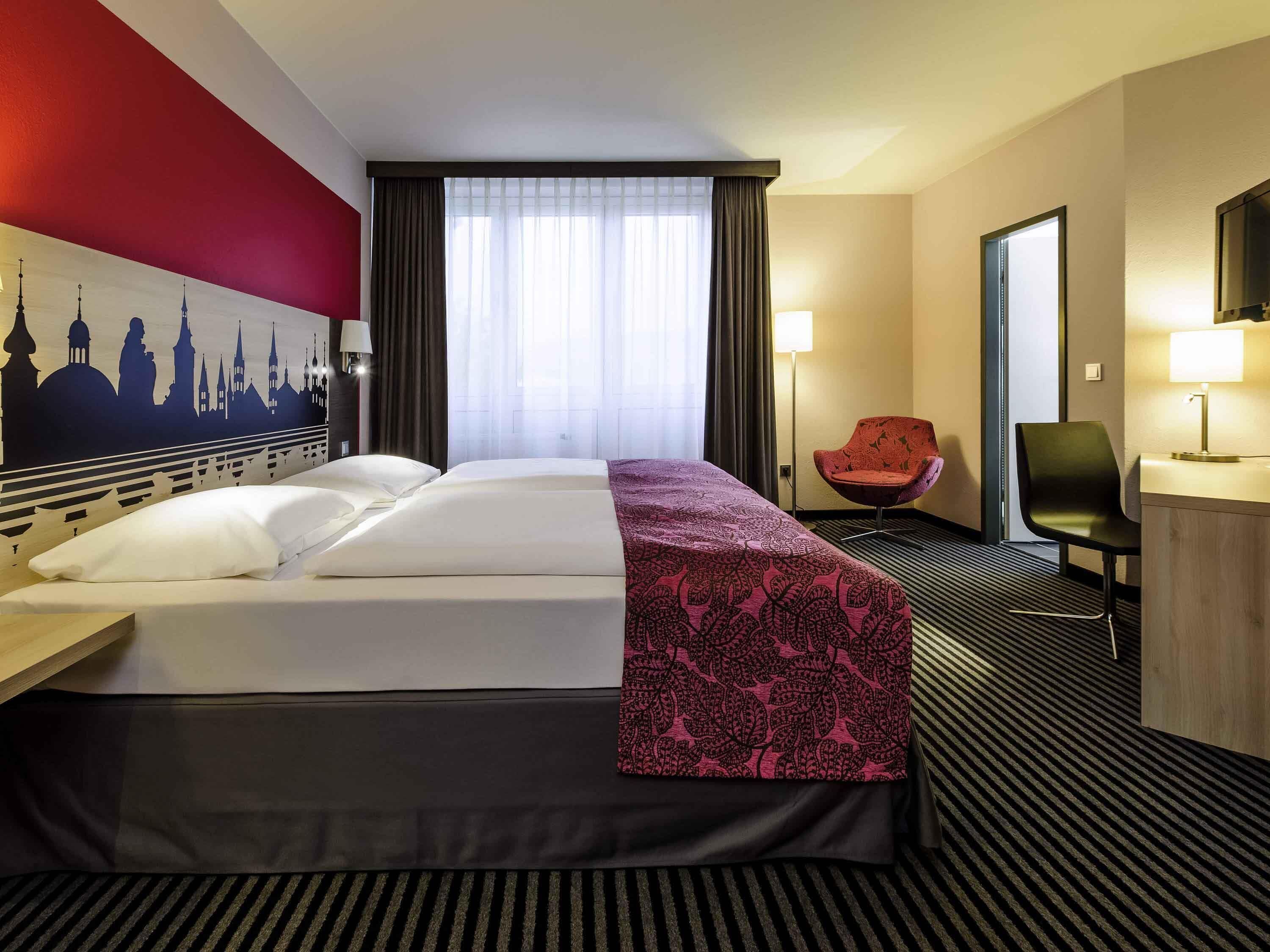 Hypo-allergenic bedding, in-room safe, desk, laptop workspace