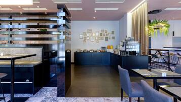 Un interior moderno con escalera, zona de estar, cocina y bar.