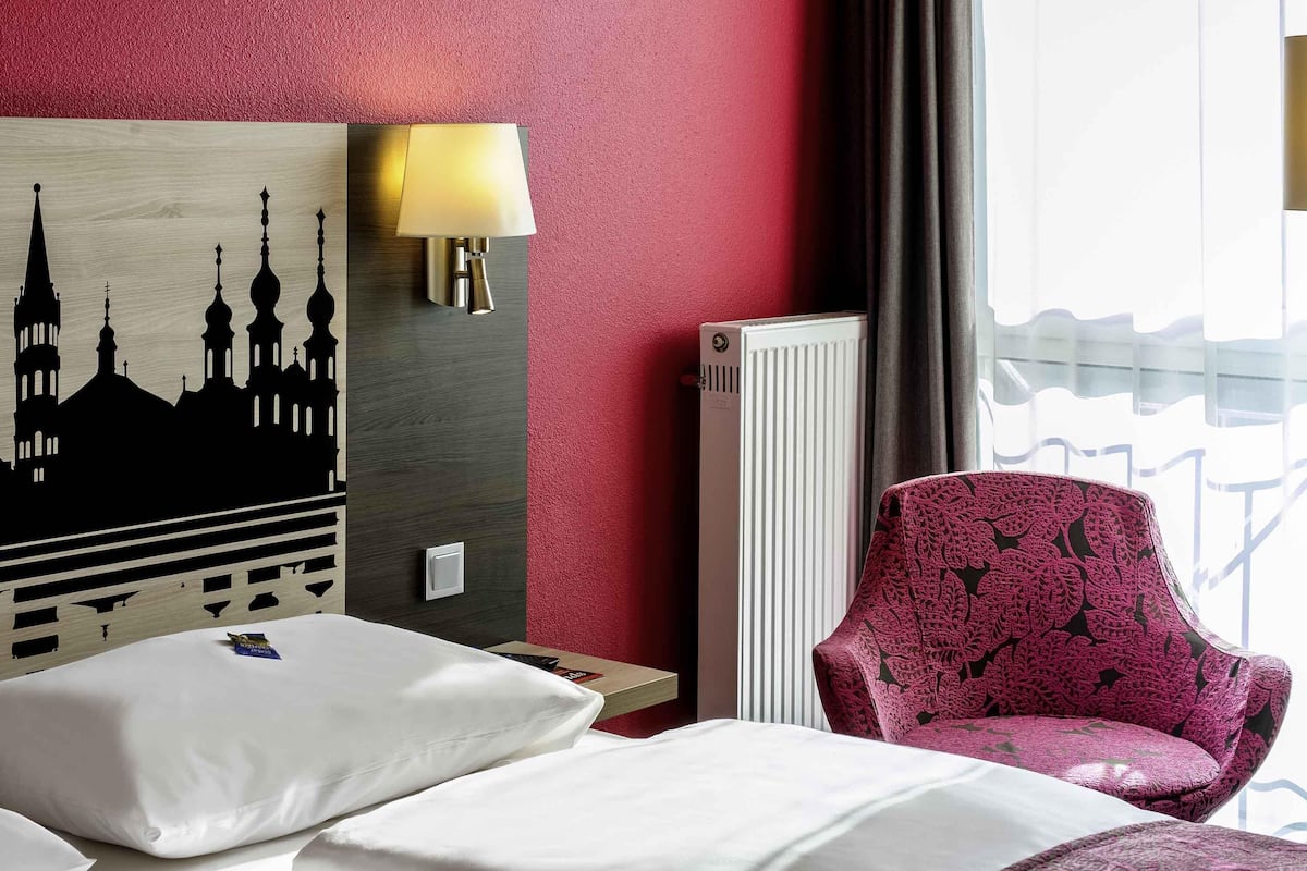 Hypo-allergenic bedding, in-room safe, desk, laptop workspace