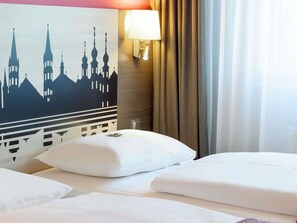 Habitación estándar, 1 cama matrimonial | Ropa de cama hipoalergénica y caja de seguridad en la habitación 