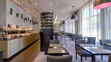 Tägliches Frühstücksbuffet gegen Gebühr