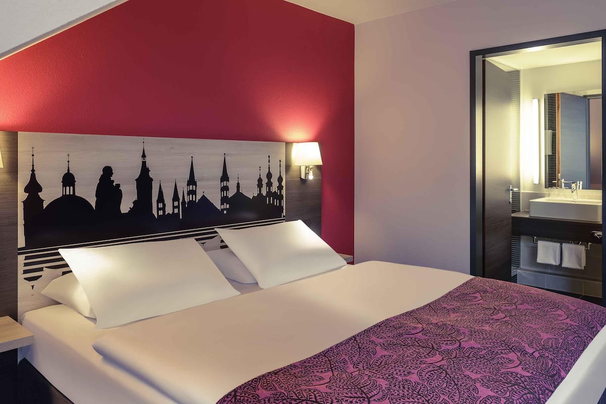 Hypo-allergenic bedding, in-room safe, desk, laptop workspace
