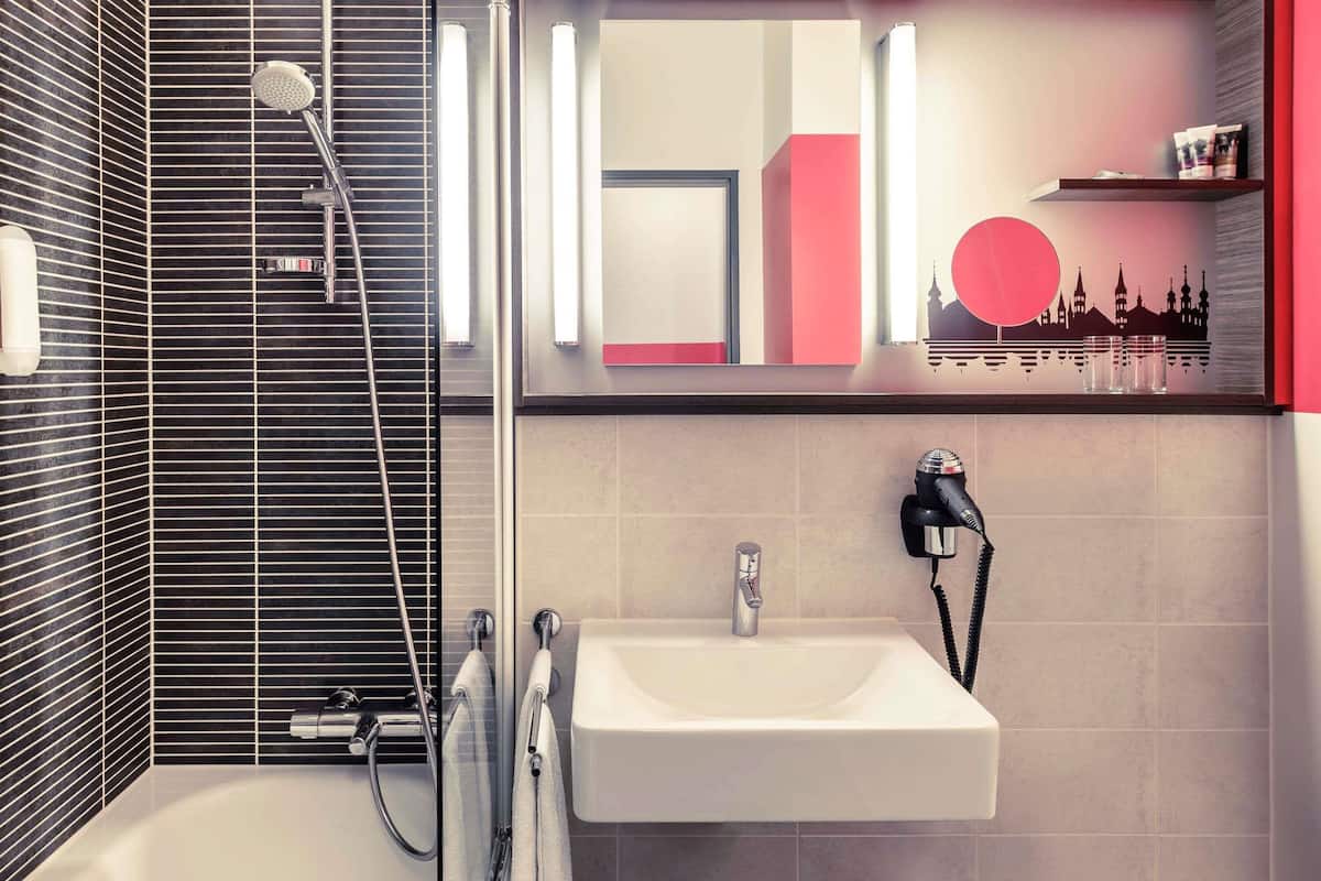 Hypo-allergenic bedding, in-room safe, desk, laptop workspace