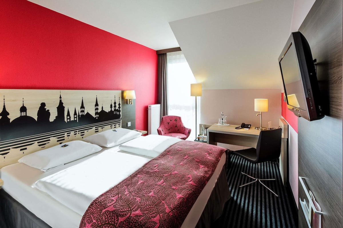 Standard Room, 1 Double Bed | Hypo-allergenic bedding, in-room safe, desk, laptop workspace