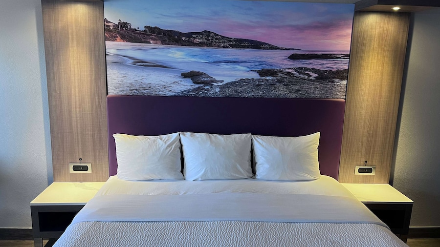 La Quinta Inn by Wyndham Costa Mesa / Newport Beach