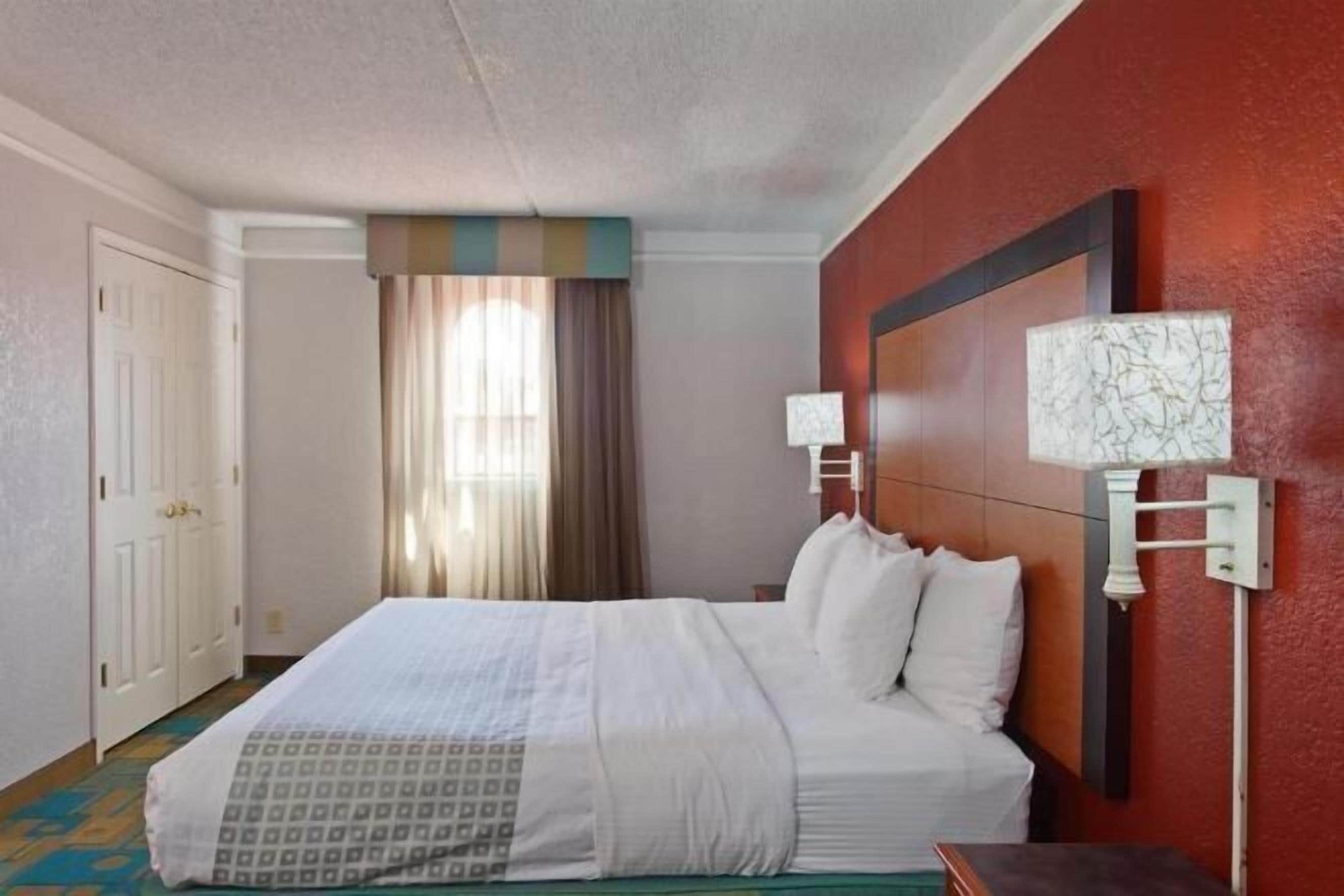 Ropa de cama de alta calidad, escritorio y cortinas blackout 