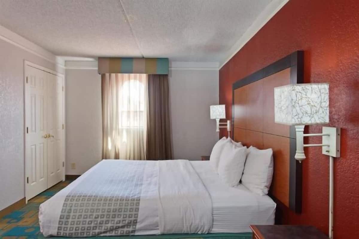 Biancheria da letto di alta qualità, una scrivania, tende oscuranti