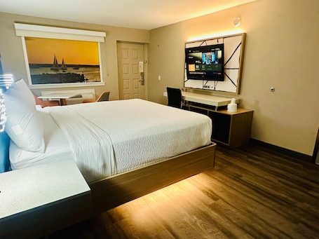 Superior Room, 1 King Bed, Non Smoking | Premium bedding, desk, blackout drapes, iron/ironing board. La Quinta Inn by Wyndham Costa Mesa / Newport Beach