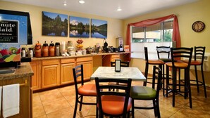 Dining - Travelodge by Wyndham Seattle University (Seattle)