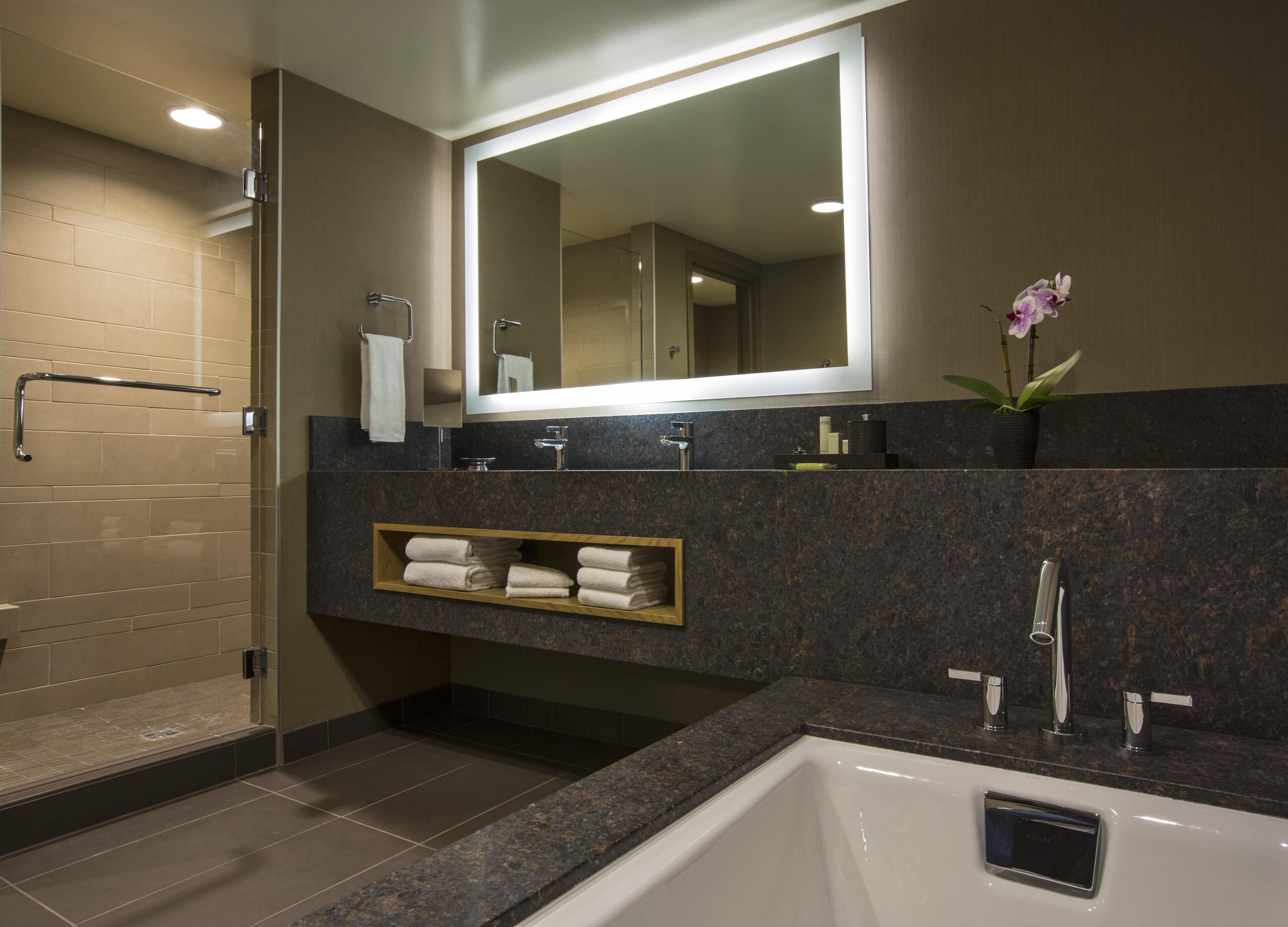 Ensemble douche/baignoire, articles de toilette gratuits, sèche-cheveux