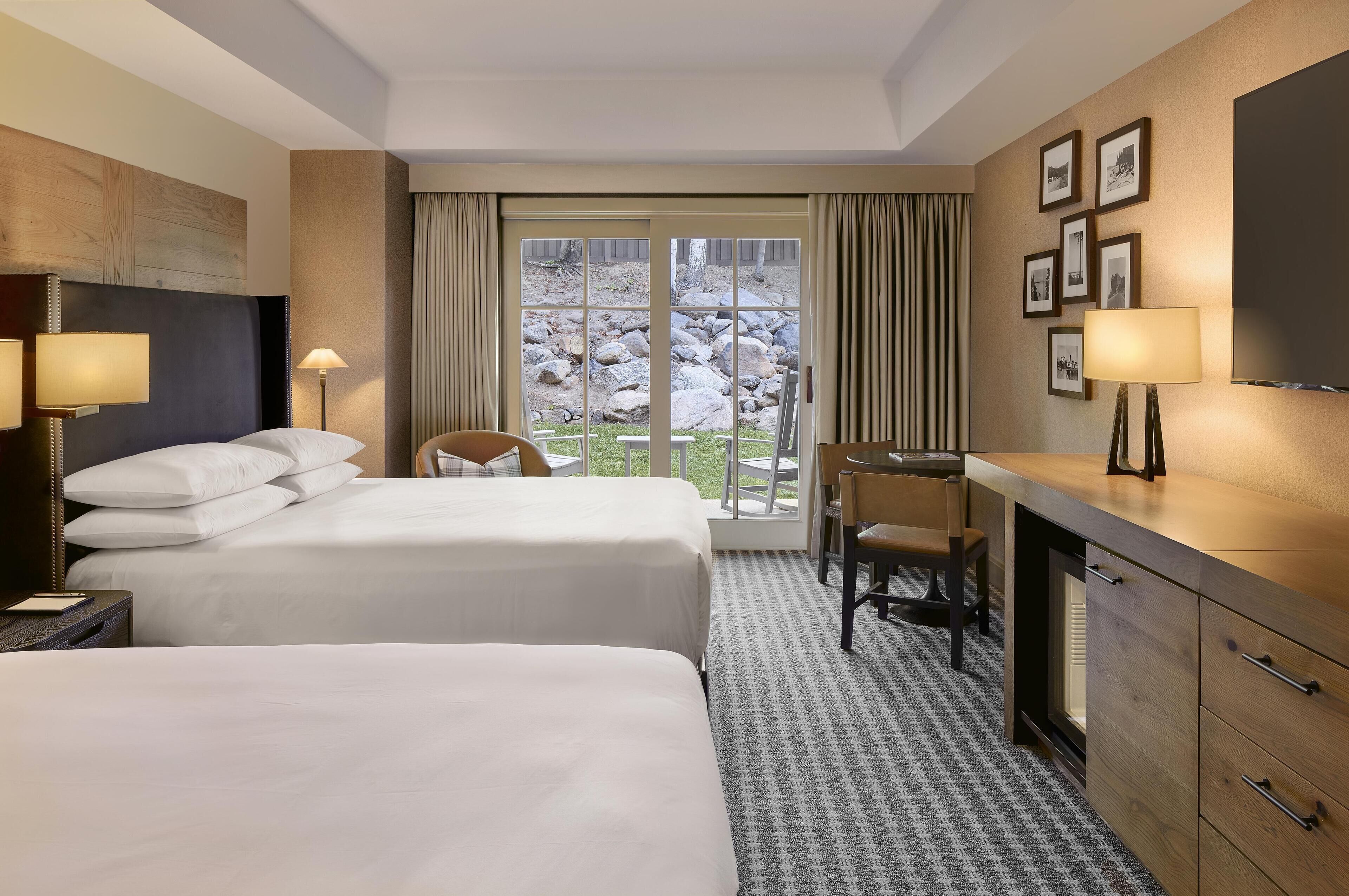 Dundyner, senger med overmadrass, safe på rommet og skrivebord