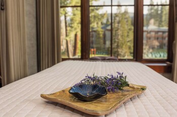 Couples treatment rooms, sauna, steam room, body treatments, body scrubs at Hyatt Regency Lake Tahoe Resort, Spa and Casino