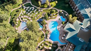 Outdoor pool, pool umbrellas, sun loungers - Hyatt Regency Lake Tahoe Resort, Spa and Casino (Incline Village)