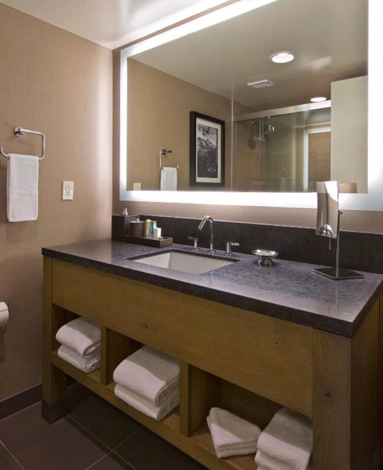 Baño | Tina con regadera, amenidades de baño gratuitas, secadora de cabello 