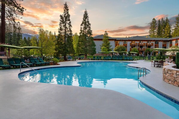 Outdoor pool, pool umbrellas, sun loungers - Hyatt Regency Lake Tahoe Resort, Spa and Casino (Incline Village)