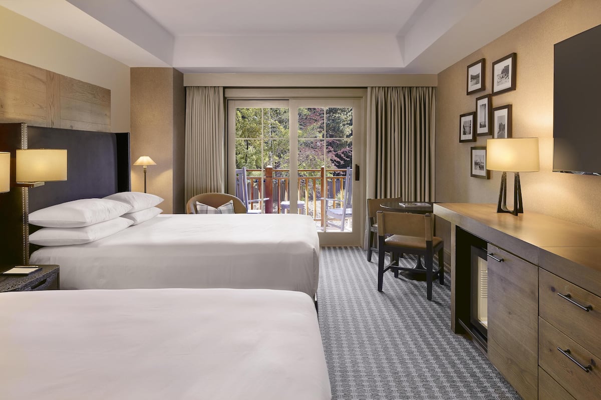 Habitación, 2 camas Queen size, balcón | Edredón, camas con pillow-top y caja de seguridad en la habitación