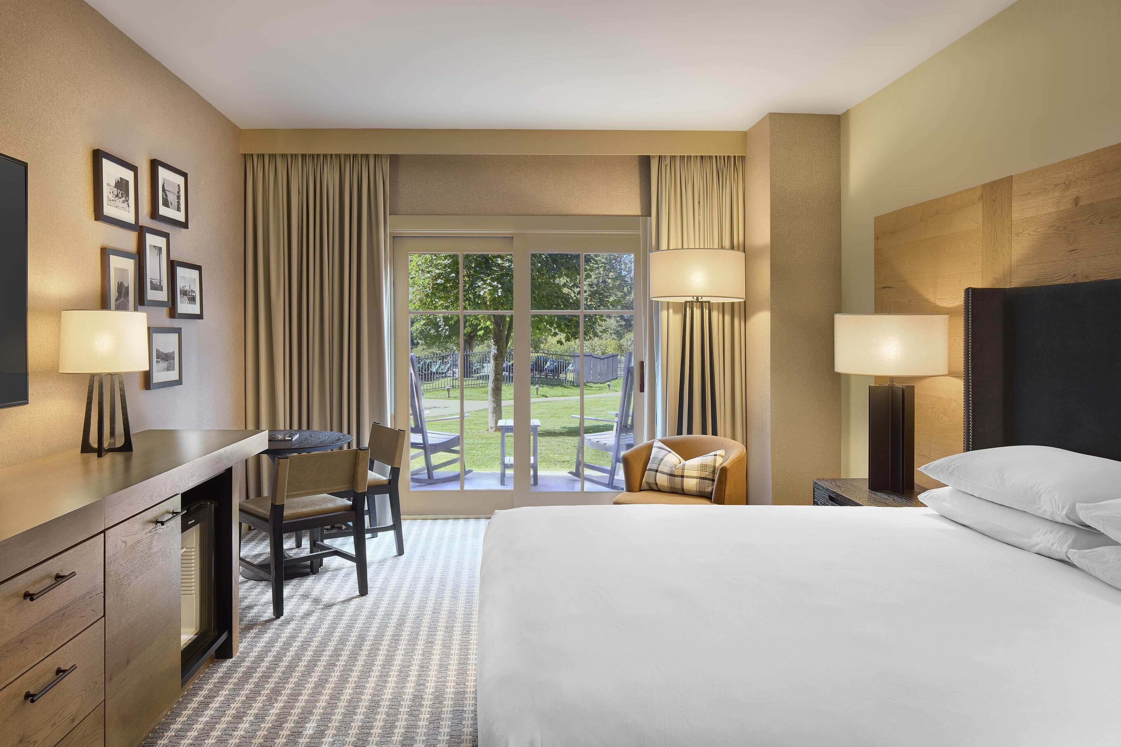 ألحفة محشوة بالريش وأسرّة بطبقة علوية مريحة وخزنة داخل الغرفة ومكتب