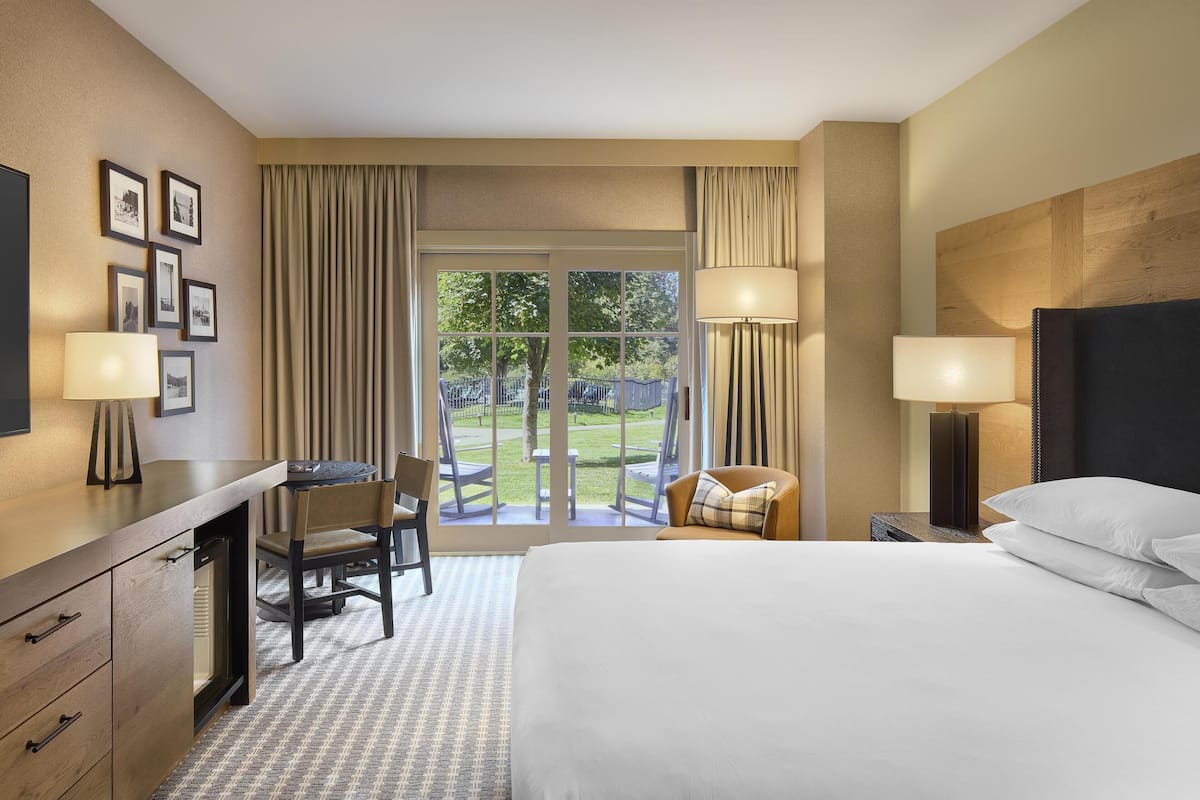 Habitación, 1 cama King size, patio, vista a la alberca | Edredón, camas con pillow-top y caja de seguridad en la habitación